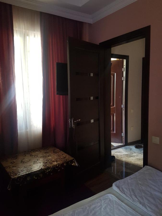 Guest House 2 Floor バトゥーミ エクステリア 写真